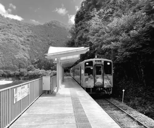 В Японії є загадкова залізнична станція без входу та виходу: що стоїть за її існуванням?