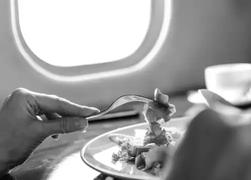 Таємниця, яку розкрила бортпровідниця: чому варто брати їжу в літак?