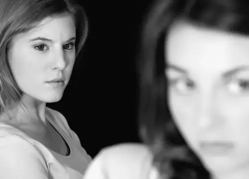 Способы распознать зависть моментально: признаки, которыми люди не могут управлять