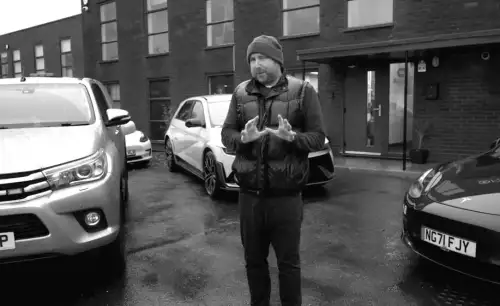 Чи може бензиновий автомобіль перевершити електрокар у швидкості заправки? Реальний експеримент.