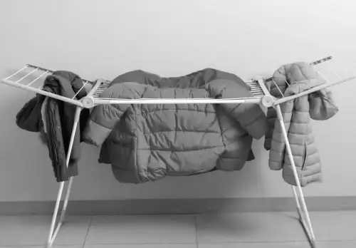 Забудь бежевий тренч: весна приносить повернення культової куртки з минулого