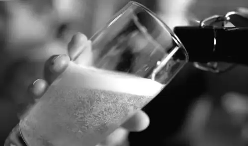 Попит на пиво падає: великий виробник скорочує тисячі робочих місць