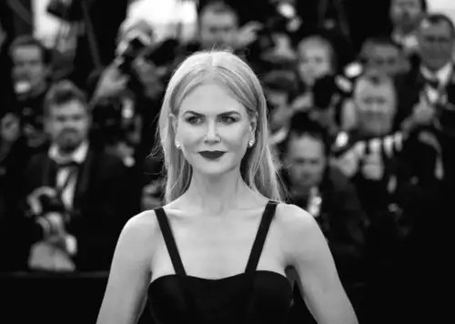 Ніколь Кідман вперше продемонструвала тренд ромком-уніформи: новий стиль, який захоплює!