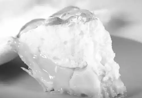 Секрет ресторанного лимонного пирога з меренгою: готуємо вдома легко та вражаюче