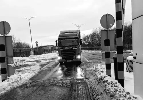 htmlCopy code<p>Митниця зупинила рух транспорту на кордоні з Молдовою: що стало причиною?</p>